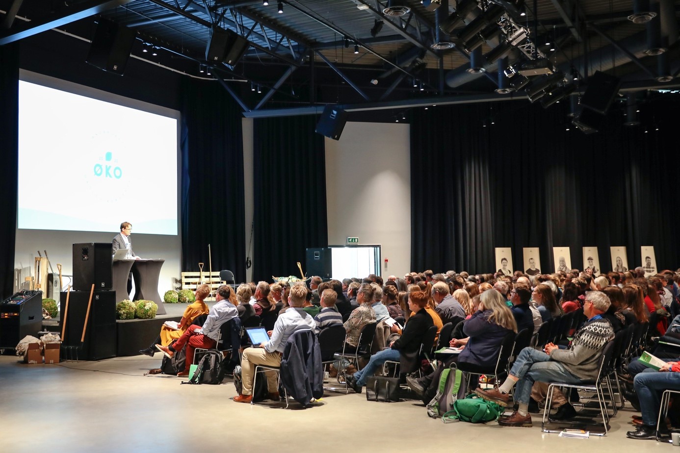 Fra åpningen av Landbrukets økologikongress 2020 Foto: Debio. Konferansesal med mange tilhørere til foredrag