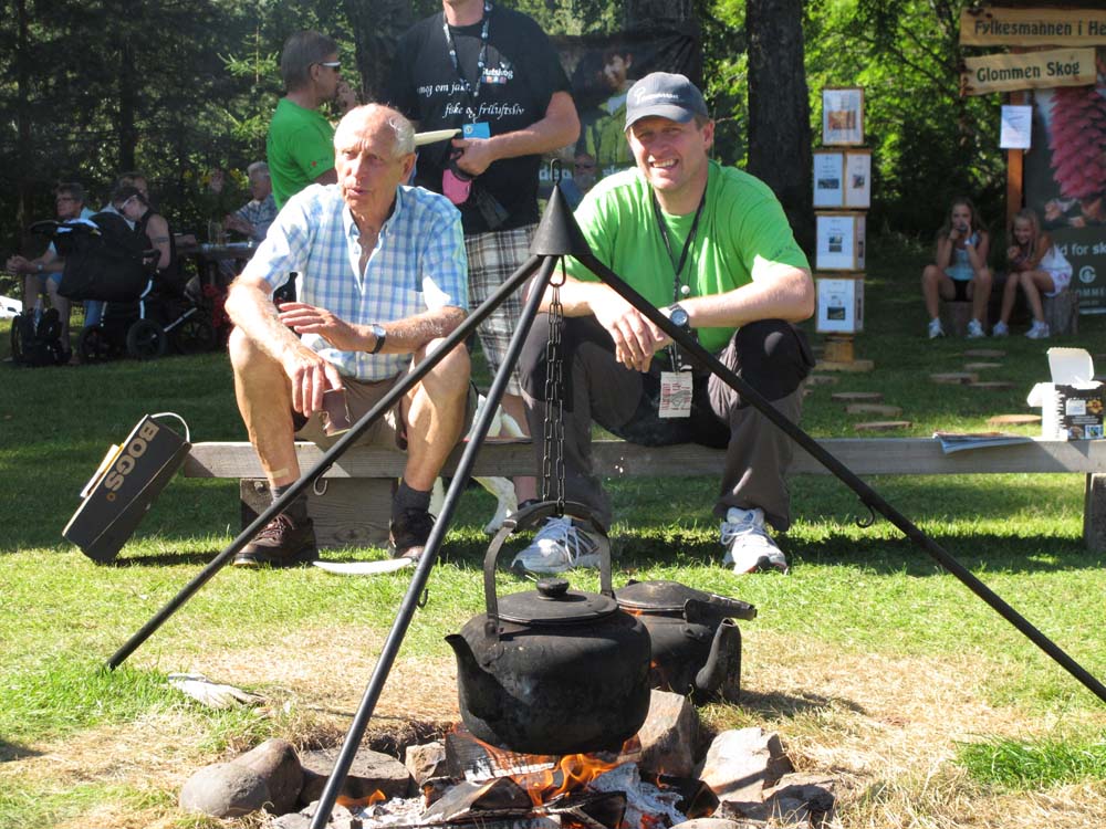 En pust i bakken, en kaffetår, og tid for en prat. Foto: Torfinn Kringlebotn