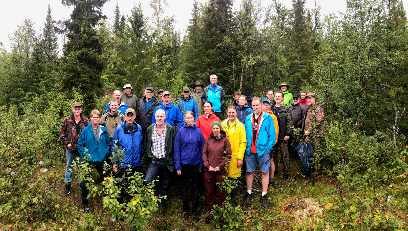 Deltakerne på vernskogseminaret på Hirkjølen. Foto: Torfinn Kringlebotn