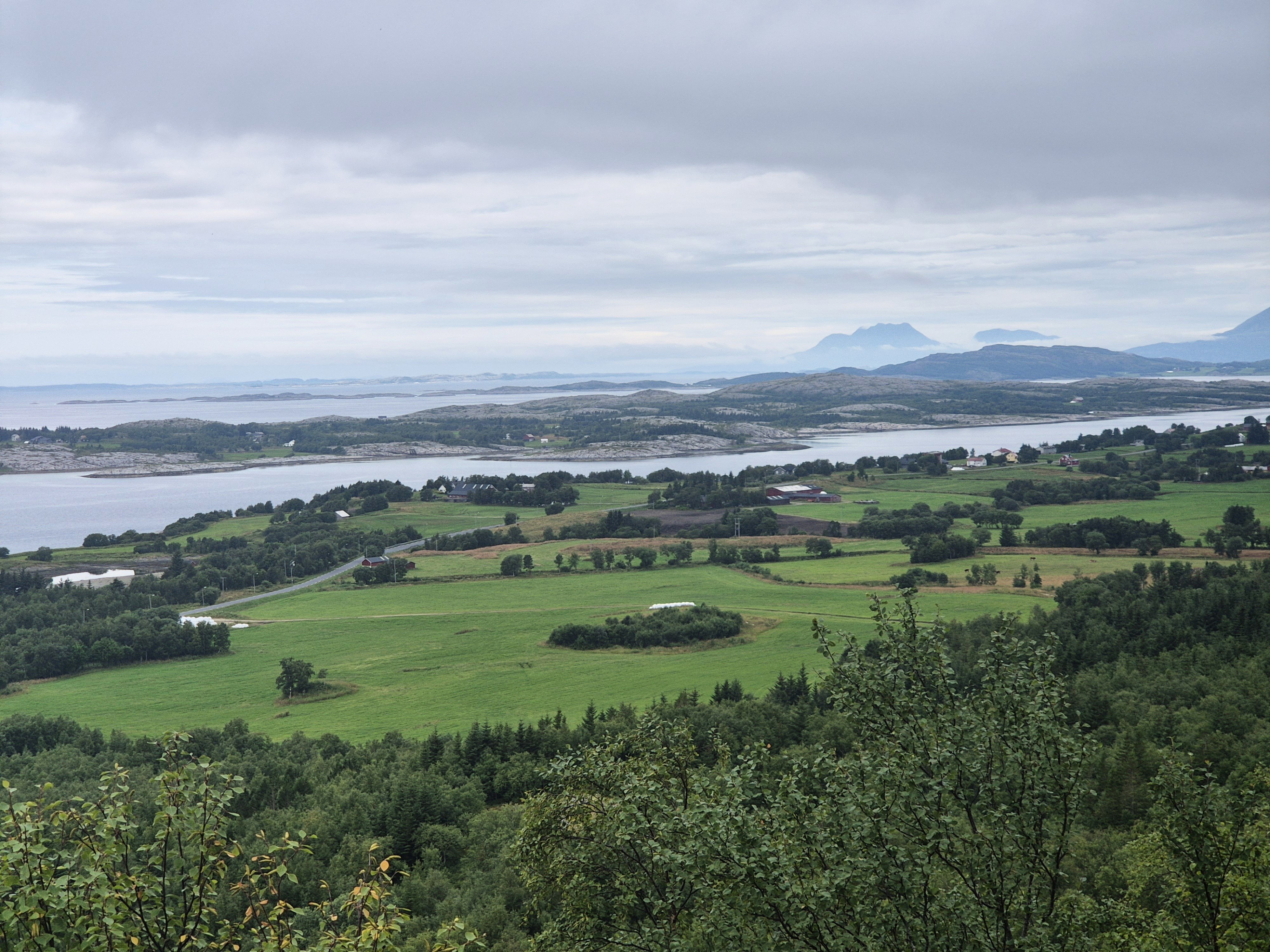 Landskapsbilde som viser et jordbrukslandskap i Vevelstad kommune