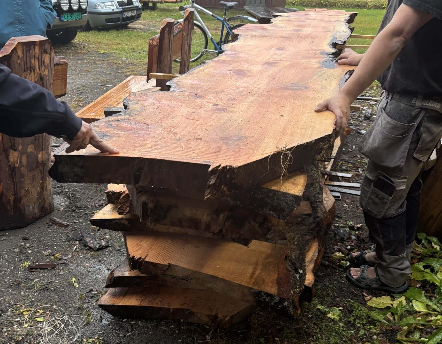 En stabel med brede plankebord av furu, hvor stammeformen fortsatt er synlig.