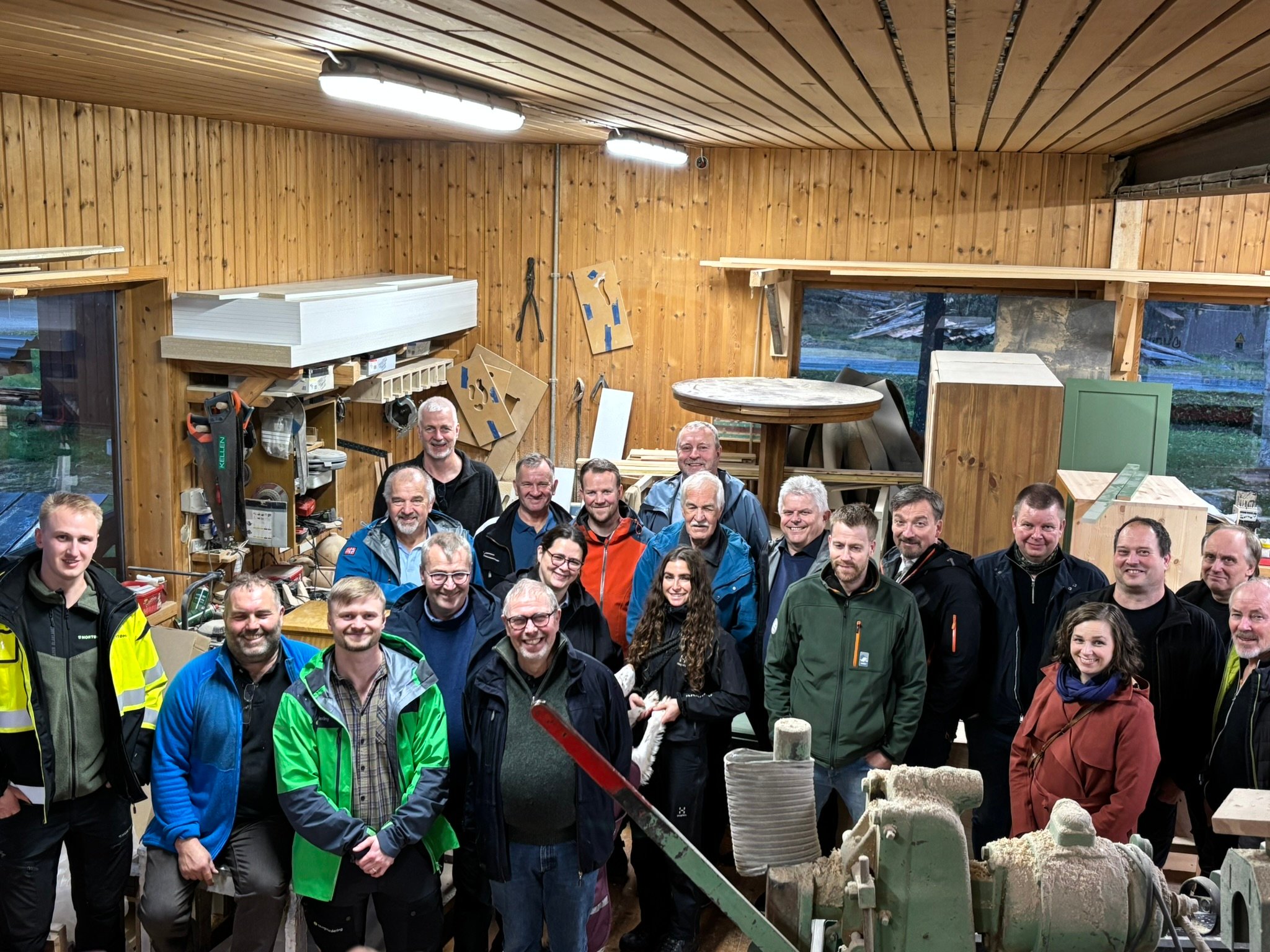 Foto: Ingvill Bang / Statsforvalteren i Nordland. En gruppe av kvinner og menn innendørs et produksjonslokale.