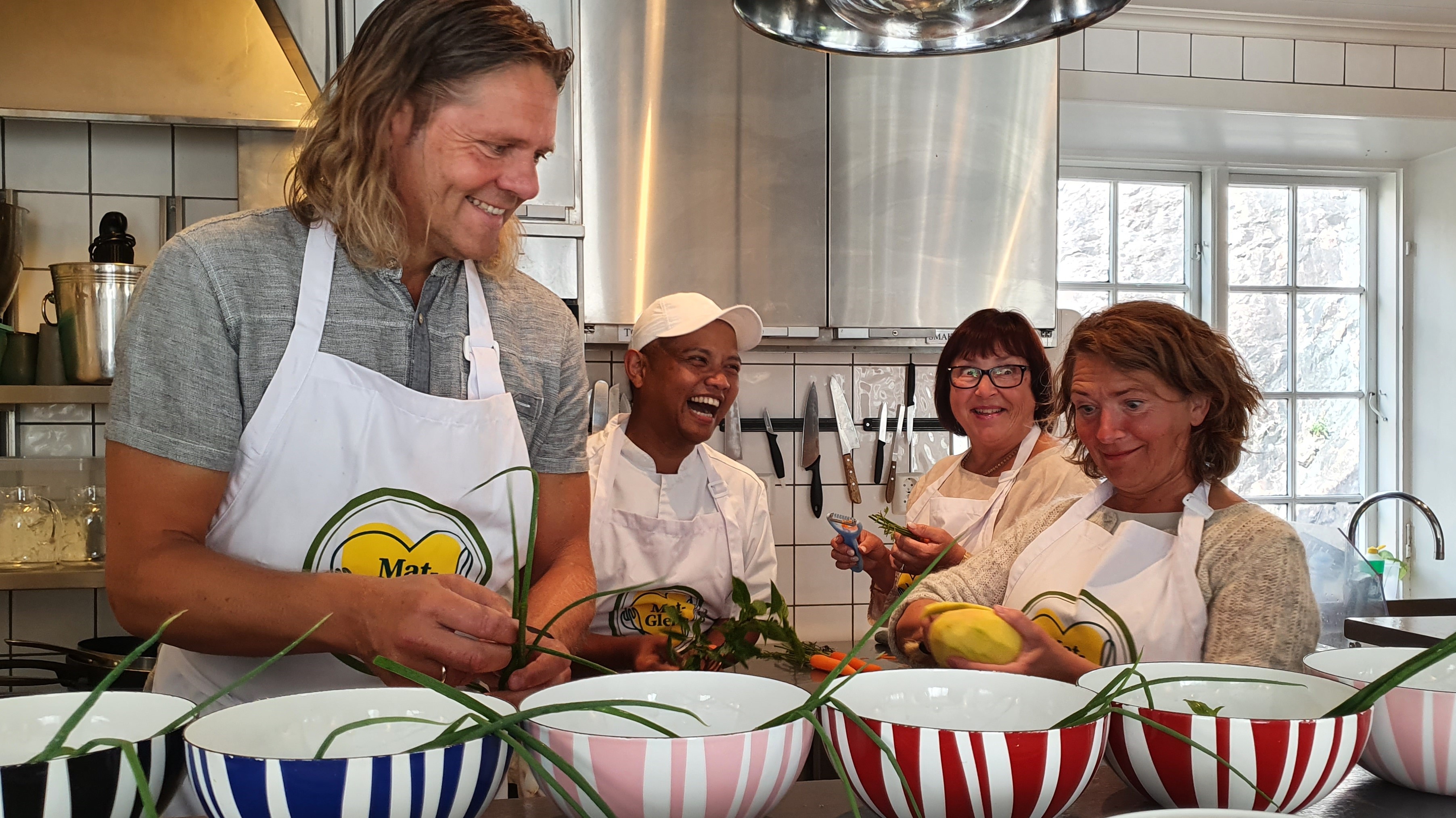 Matgledekorpset er samlet. Fra venstre: Ronny Kløvfjell, Sebastian Engh, Wenche Hammer og Ann Kristin Wang. Elise Husevåg var ikke til stede. Foto: Anita Panman. Matgledekorpset er samlet. Fra venstre: Ronny Kløvfjell, Sebastian Engh, Wenche Hammer og Ann Kristin Wang. Elise Husevåg var ikke til stede.
