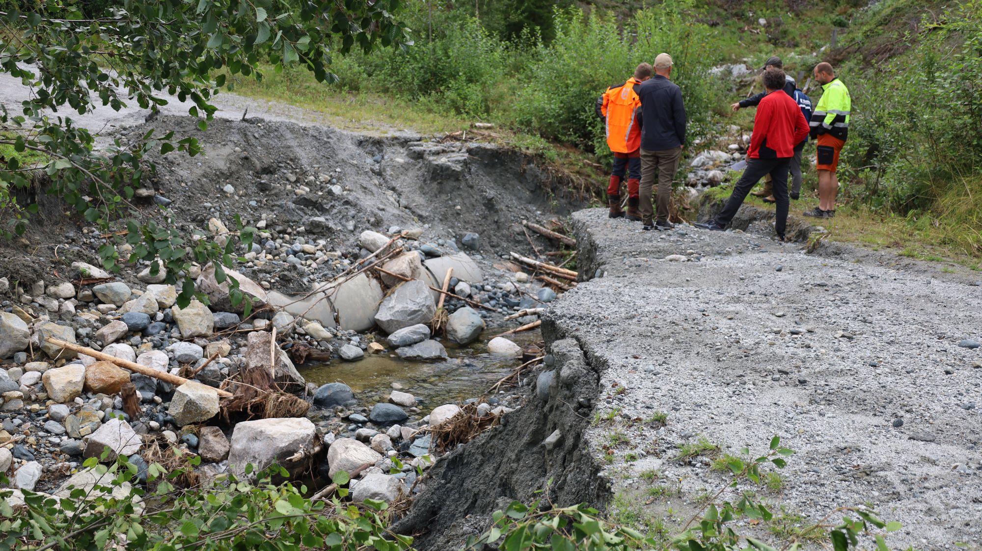 Store skader på skogsbilveier etter at ekstremværet "Hans" førte til styrtregn og flom. Mange steder tok bekker og elver nye løp, som her ved Torpo i Ål kommune. Foto: Statsforvalteren i Oslo og Viken. Bilde som viser skogsbilvei ødelagt av flom