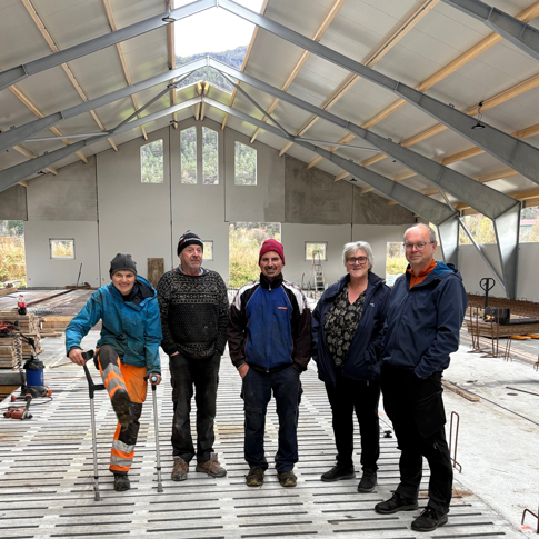 Mjølkekufjøs under bygging i Suldal.