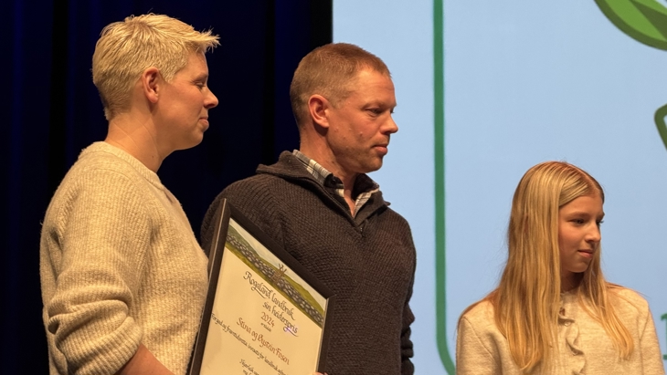 Vinnarar av Bedriftsutviklingsprisen i landbruket for 2024; Stina og Øystein Fosen.