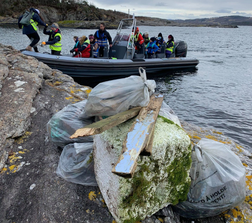 Clean Shores, i samarbeid med blant annet Ryfylke friluftsråd og Jæren friluftsråd, hadde en stor øyryddedugnad på Sjernarøyene og fjernet ca. 10 000 L søppel på Vårryddedagen. Foto: Hogne Kile / Clean Shores Global. Rydding av marin forsøpling på Vårryddedagen 2021
