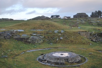  Landskap med stort tids-jup: nye bygg, krigsminne, forhistoriske gravhaugar og like 