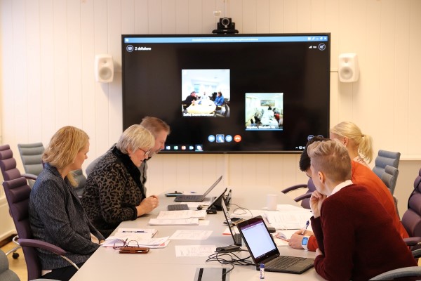 Møtedeltakere rundt møtebord med lyd-bilde overføring fra Hammerfest