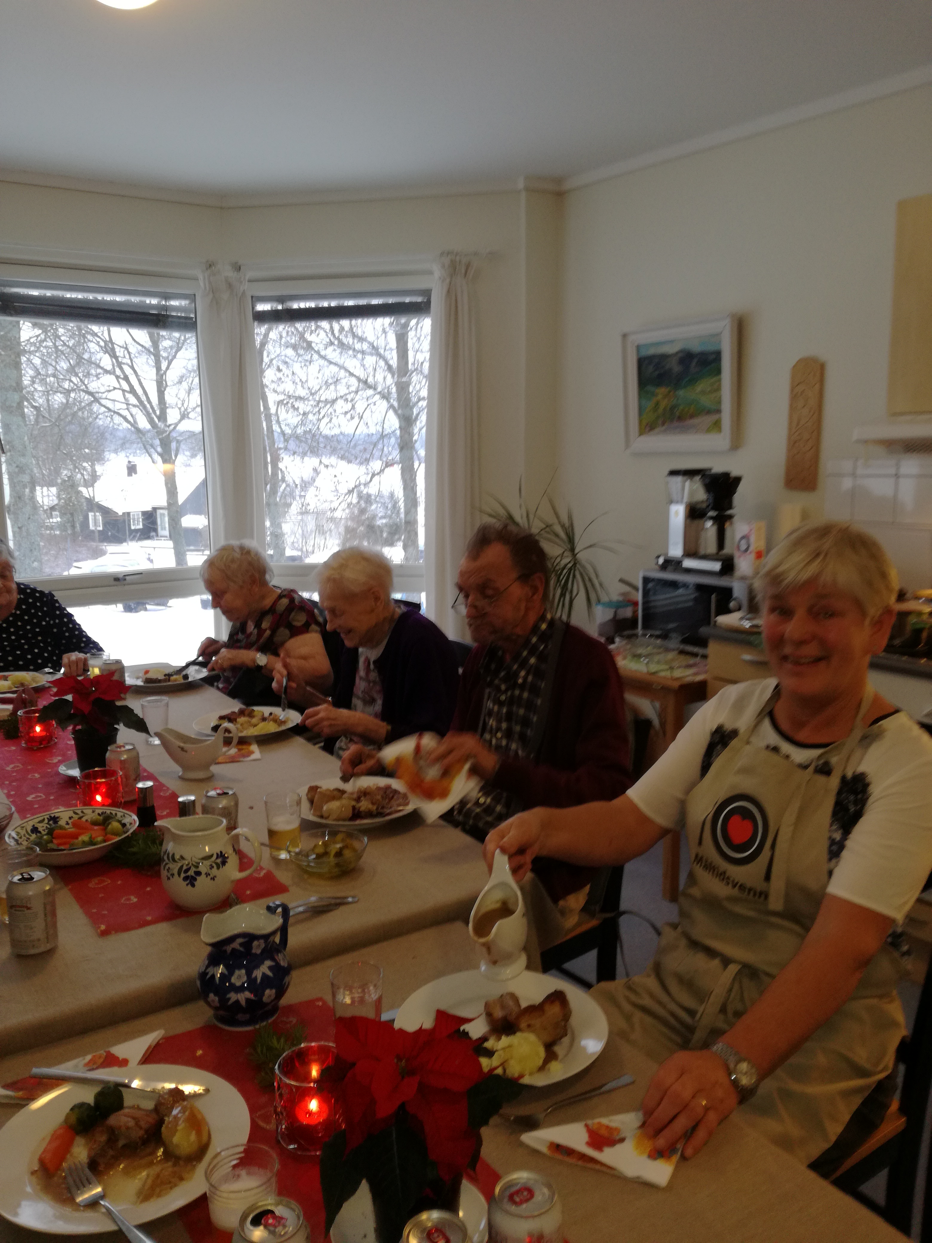 Måltidsvenn Bente Aas Haug fra Nykirke Bygdekvinnelag laget og serverte julemiddag