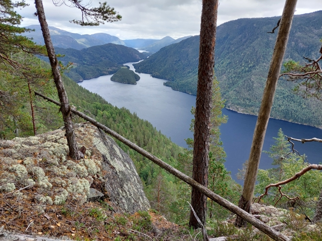 Raudbergnuten: Utsyn frå Sundsbarmåsen mot Strauman. Verneomådet  mellom åsen og  Bandak. Foto: Rune Nordeide