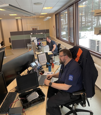 Jon Eivind Spånem fra Alarmsentralen Telemark og Mads Nygaard fra NRRL. Foto: Statsforvalteren i Vestfold og Telemark