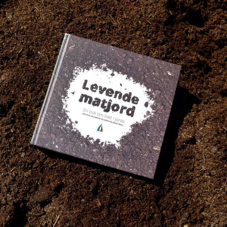 På seminaret tar vi utgangspunkt i boka og gjør vi et dypdykk inn i jorda og hvorfor mikrolivet der er så viktig for vår mat og vårt klima.