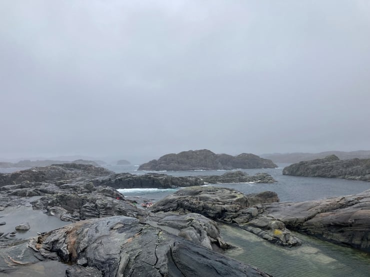 Knausar, sjø og tåke.