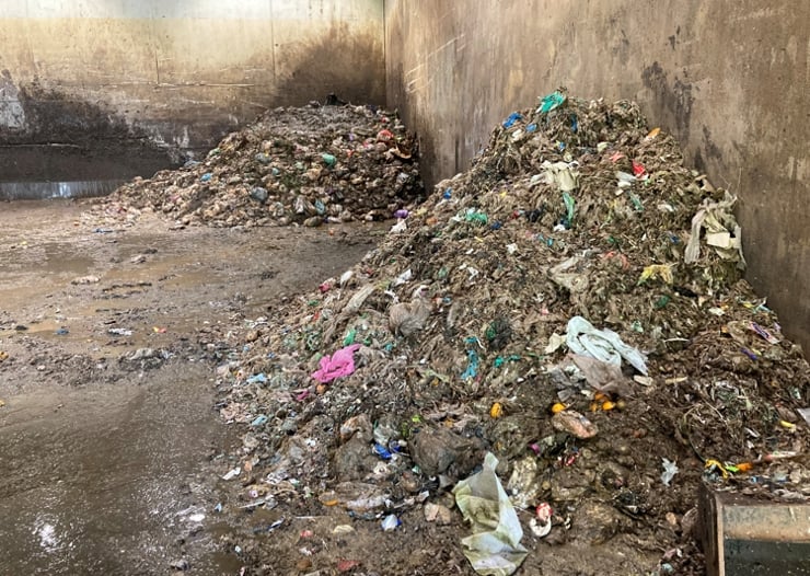 Matavfall vert samla inn og sortert ved avfallsmottak. Foto: Statsforvaltaren i Vestland / Statsforvaltaren i Vestland. To hauger med avfall i plastsekker av ulike farge.