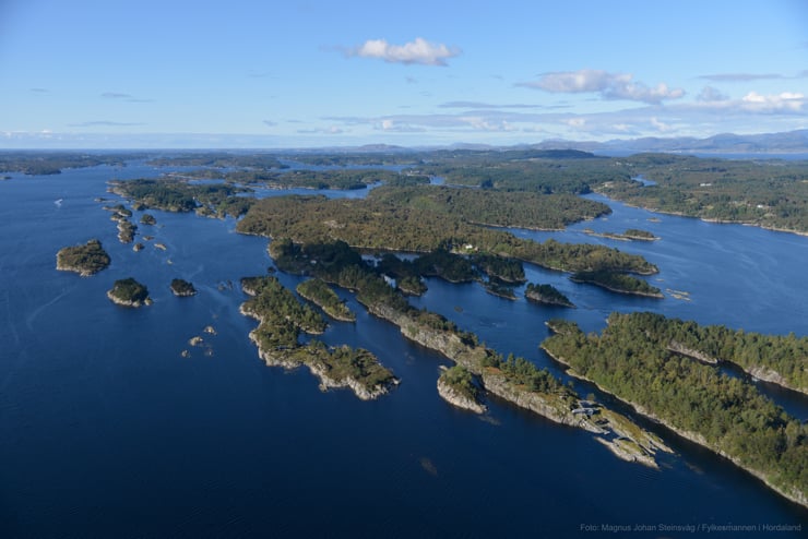 eit utsyn frå fugleperspektiv over fjord og skjærgård