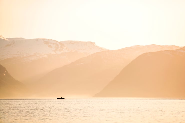 Med kunnskap om kva eit marint vern vil medføre av konsekvensar på tema som til dømes naturmiljø, akvakultur og samferdsel kan vi arbeide vidare for å finne dei best mogelege løysingane for både natur og samfunn. Foto: Vegard Byrkjeland Aasen. en robåt i eit landskap med fjell og fjord
