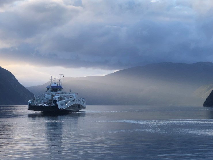Ferjene på fjorden bidreg til å frakte både folk og gods. Eit marint vern legg ingen restriksjonar på ferdsel på fjorden. Foto: Maria Knagenhjelm. Ferjene på fjorden bidreg til å frakte både folk og gods. Eit marint vern legg ingen restriksjonar på ferdsel på fjorden.