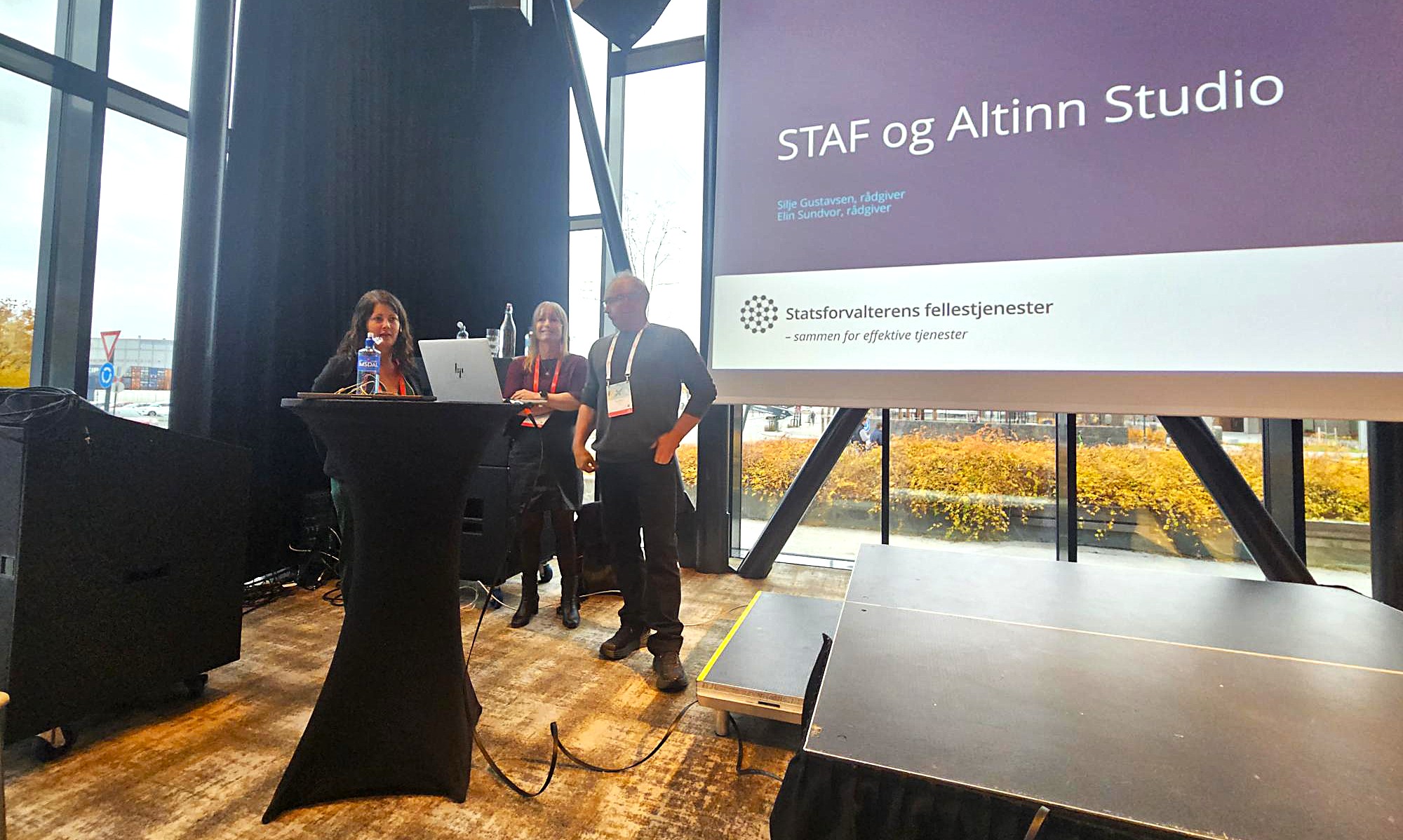 Elin Sundvor og Silje Gustavsen på scenen under NOKIOS 2025. Foto: Helene Fardal. Elin Sundvor og Silje Gustavsen holder foredrag på NOKIOS om "STAF og Altinn Sudio"
