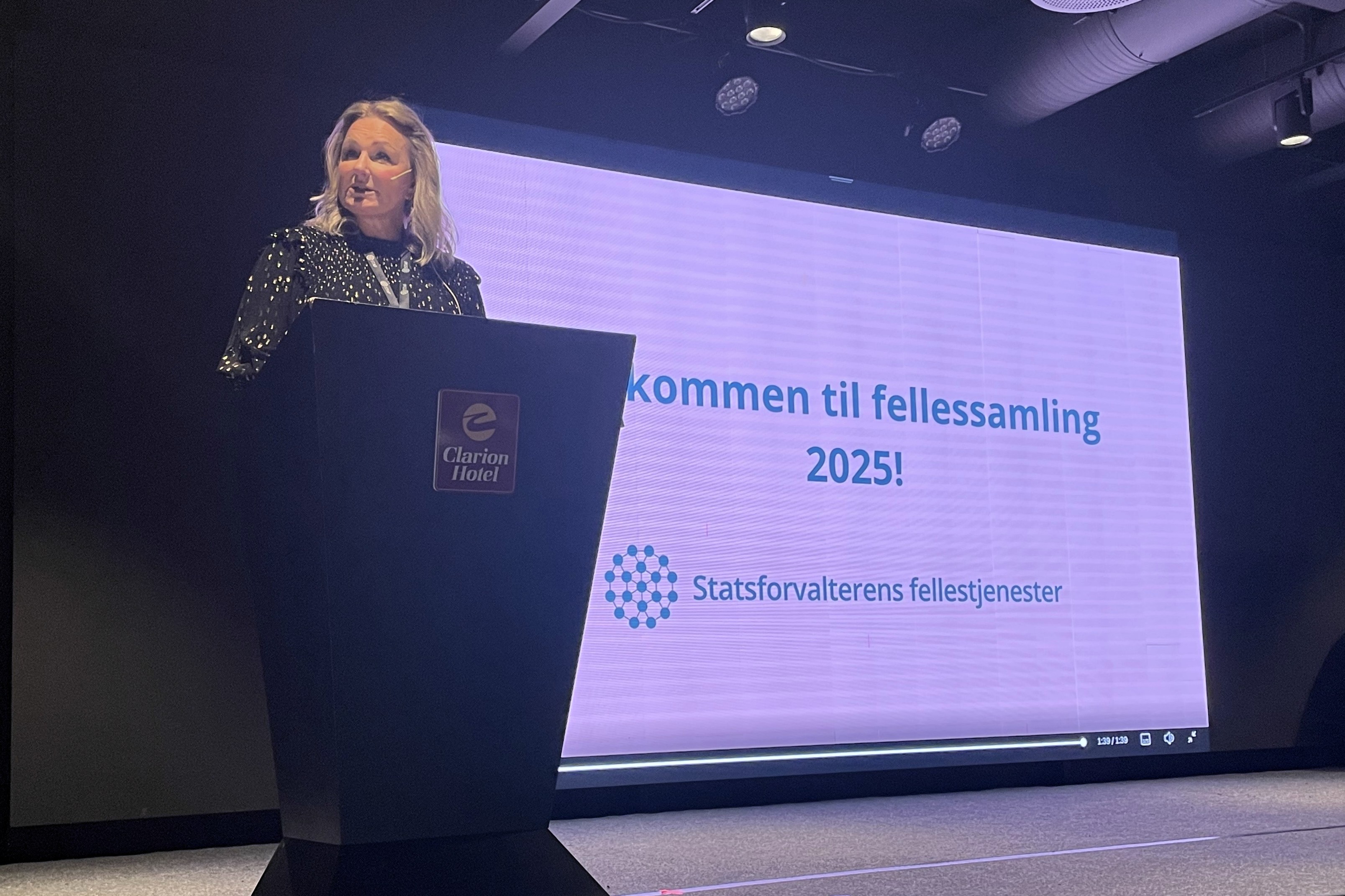 STAF-direktør Margot Telnes på scenen på fellessamlingen 2025