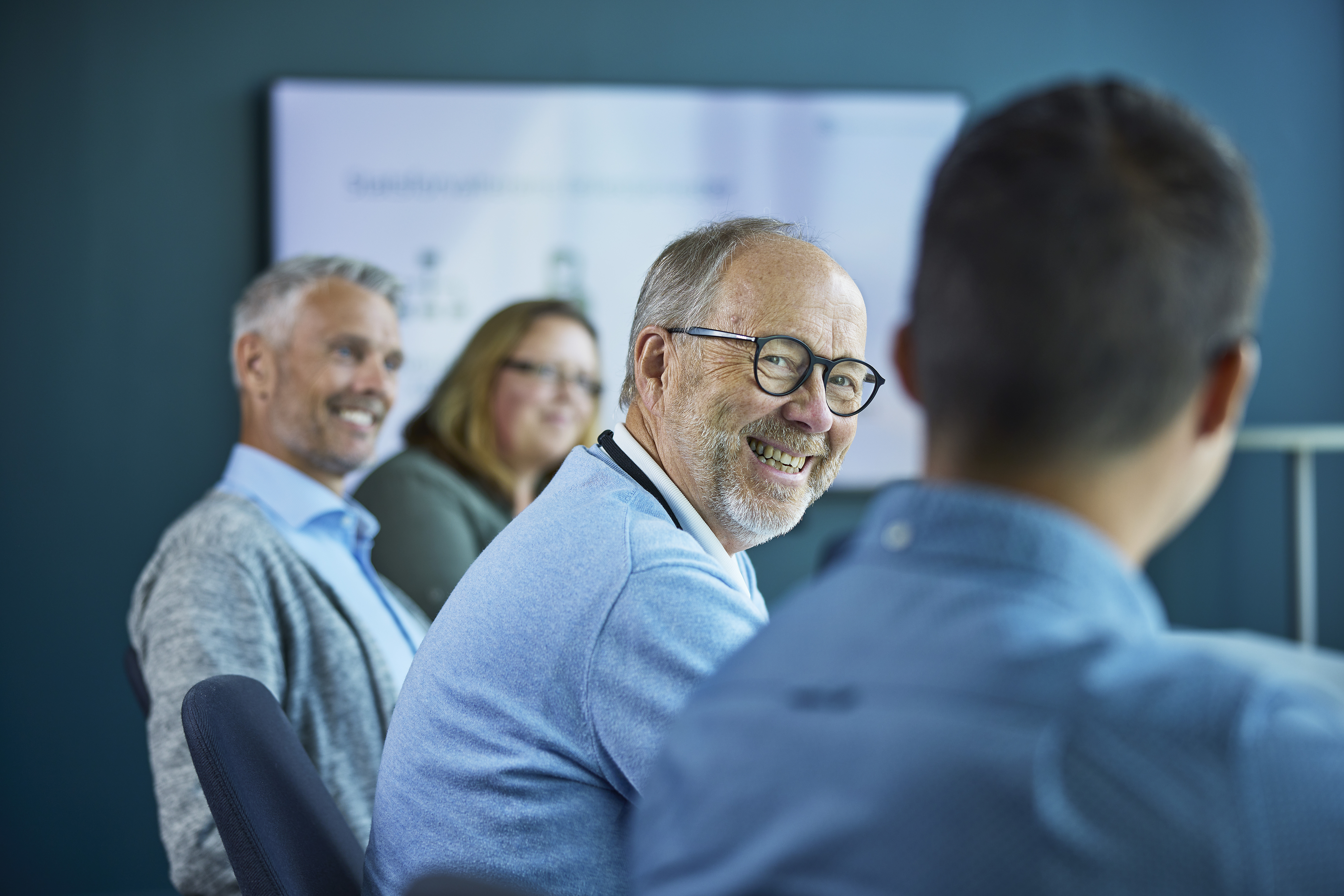 Mann leder møte med tre andre personer