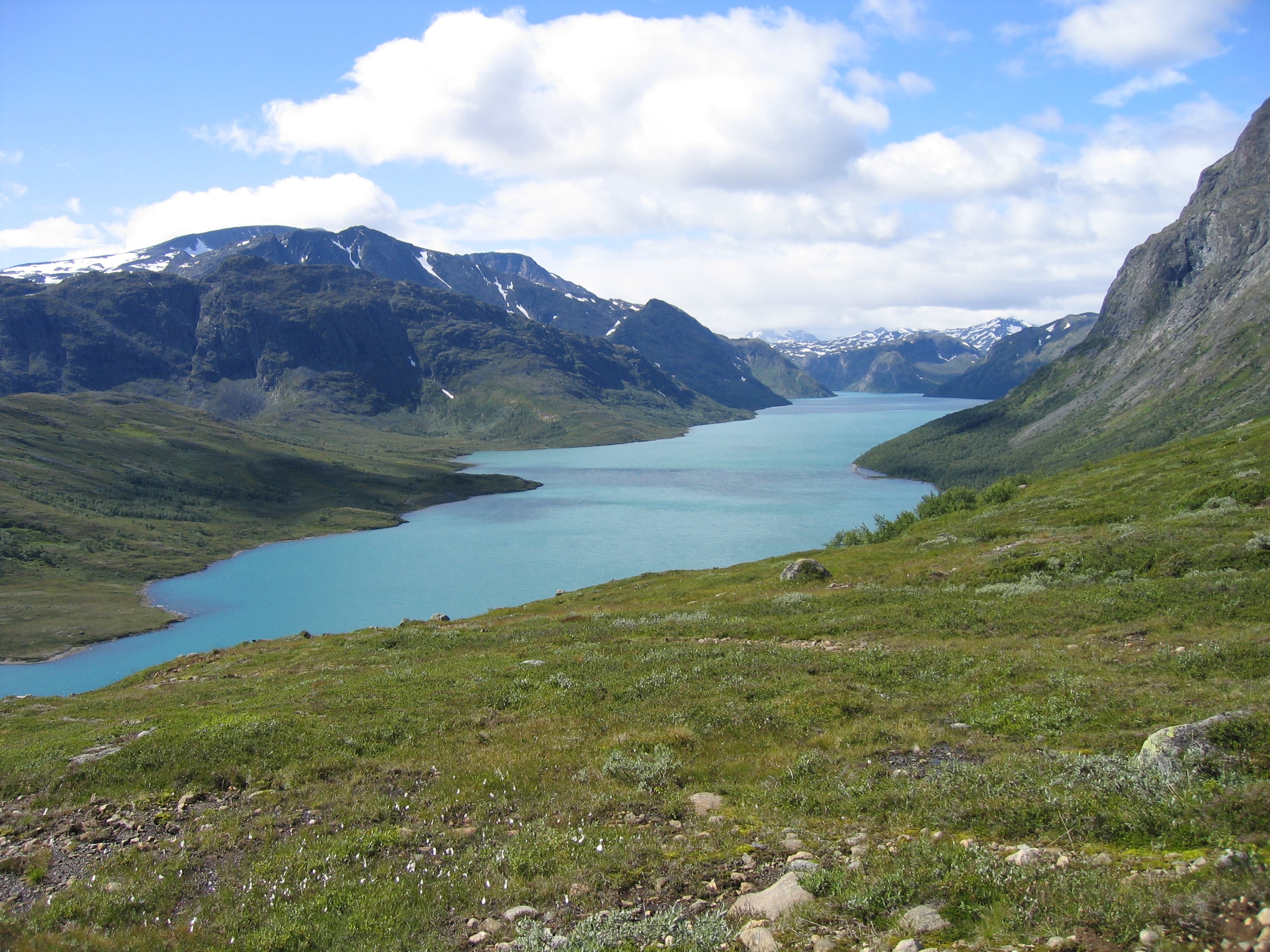 Natur med fjell og innsjø.