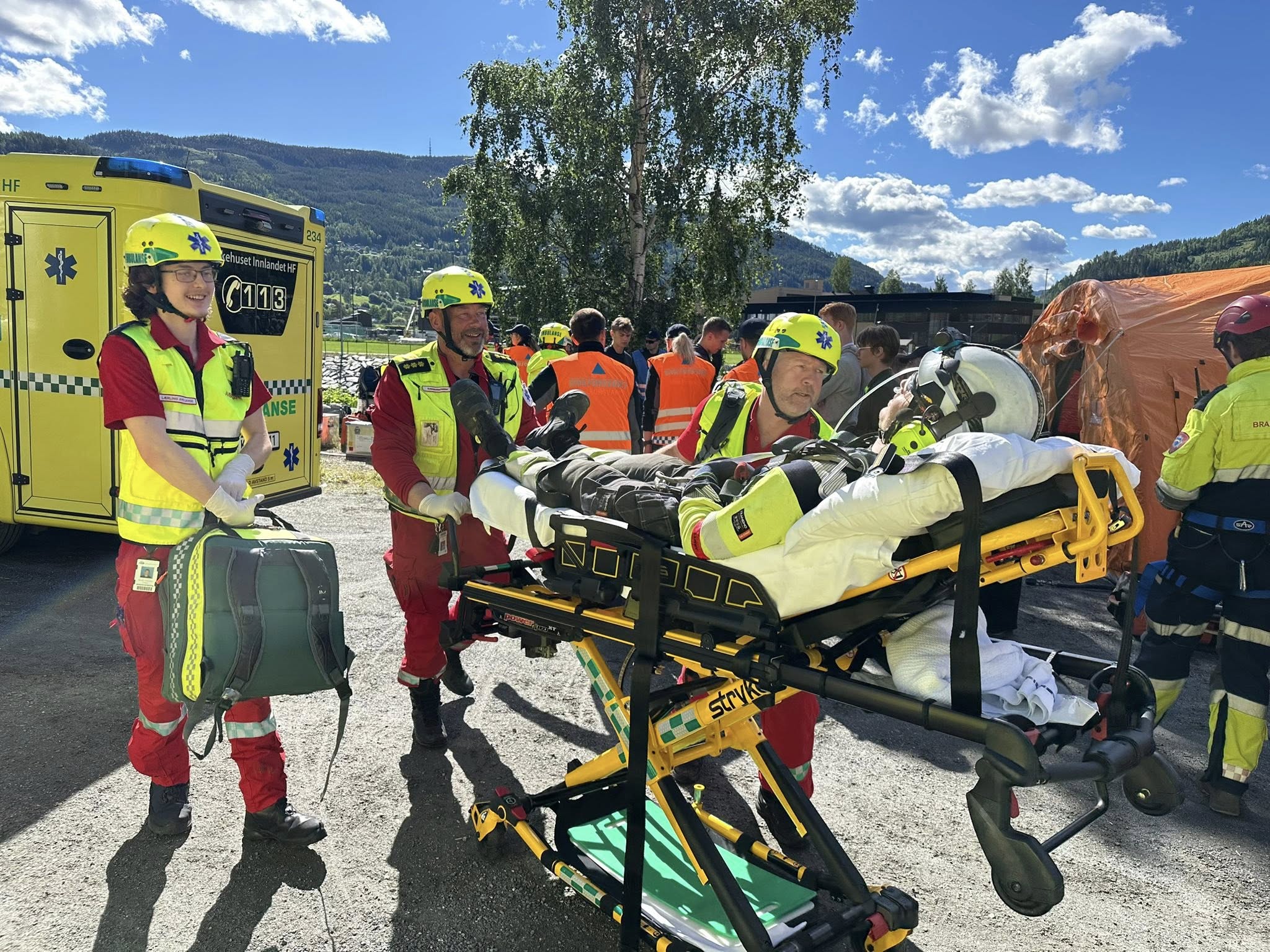 Bildet viser nødetatene i en fullskalaøvelse i Sør-Aurdal juni 2026