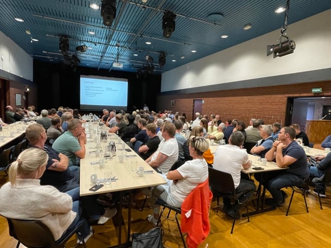 Mange deltakarar på møtet for svinebønder 18. august 2026 på Undheim.