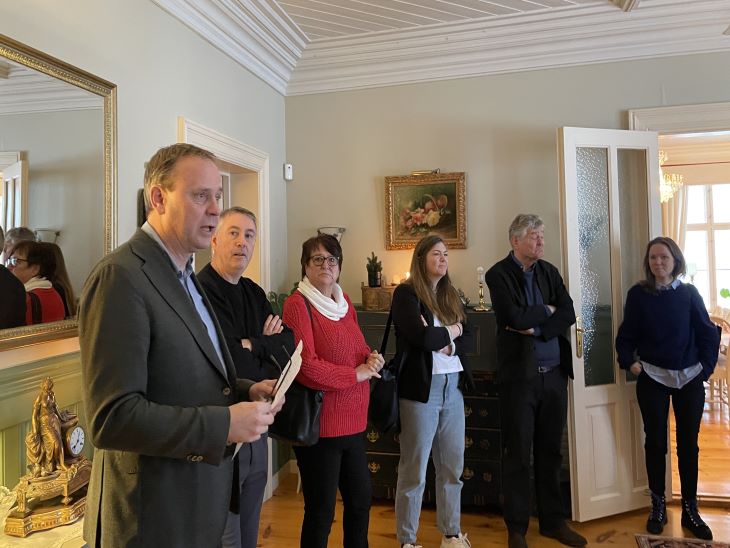 Ordfører Ole Erik Hørstad forteller om historien til Granlund. Foto: Benedicte Kvalsund. Mann som står og snakker til folk inne i et herskaplig rom.