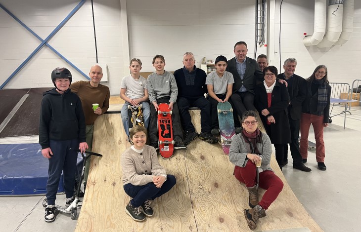 Foto: Aslak Nordstoga Lilleland. Barn og unge som sitter på en skaterampe