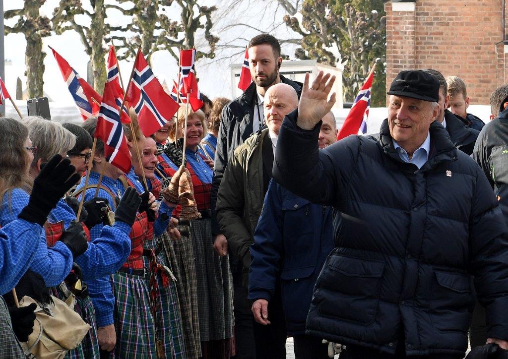 Foto av kongen blant en folkemengd