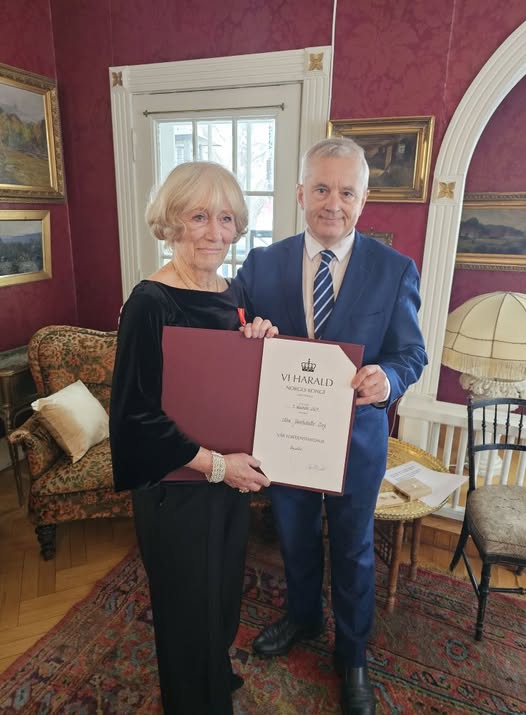 Knut Storberget deler ut Kongens fortjenstmedalje til Nina Berg