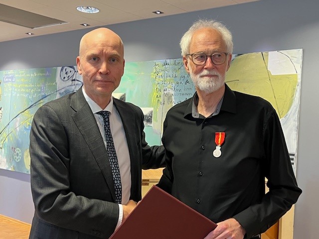 Foto: Lisbeth B. Huse / Statsforvalteren i Innlandet. Ass. statsforvalter Sigurd Tremoen og medaljemottaker Jan Andresen