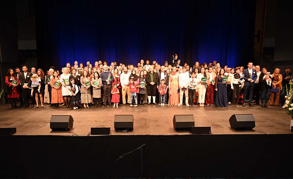Gruppebilde fra statsborgerseremonien i Elverum i 2023. Foto: Kristina Skamsar/Statsforvalterern i Innlandet. Gruppebilde statsborgerseremoni