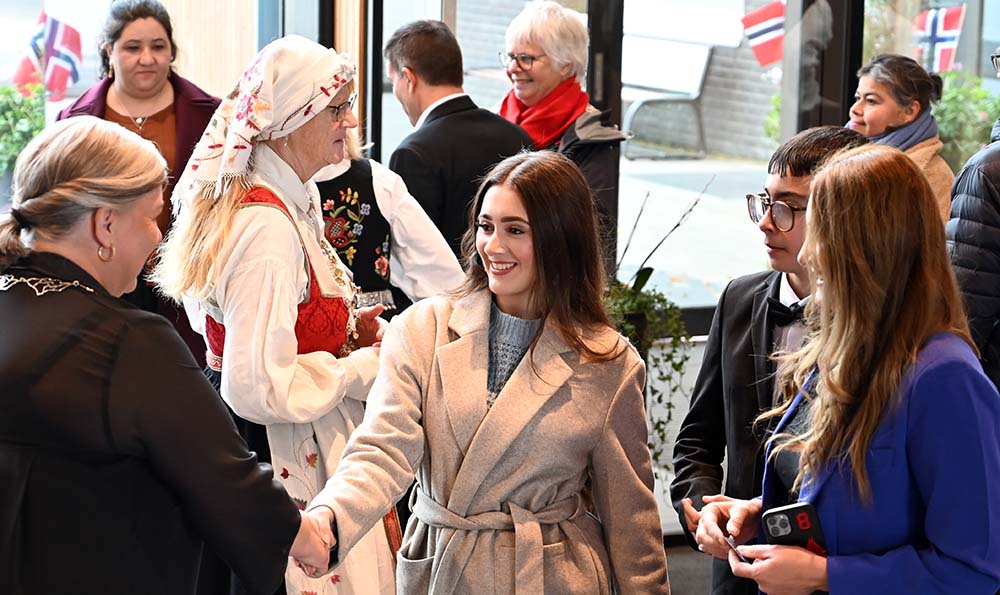 Statsborgerne ble tatt godt i mot av ordføreren i sin kommune. Foto: Benedicte Kvalsund/Statsforvalteren i Innlandet. Mennesker som hilser på hverarndre
