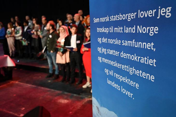 Foto: Statsforvalteren i Innlandet/Kristina Skamsar. Foto som viser eden, med nye statsborgere i bakgrunnen