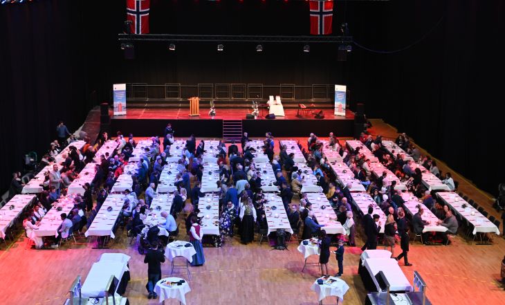 Foto: Statsforvalteren i Innlandet/Benedicte Kvalsund. festpyntet rom til statsborgereseremoni