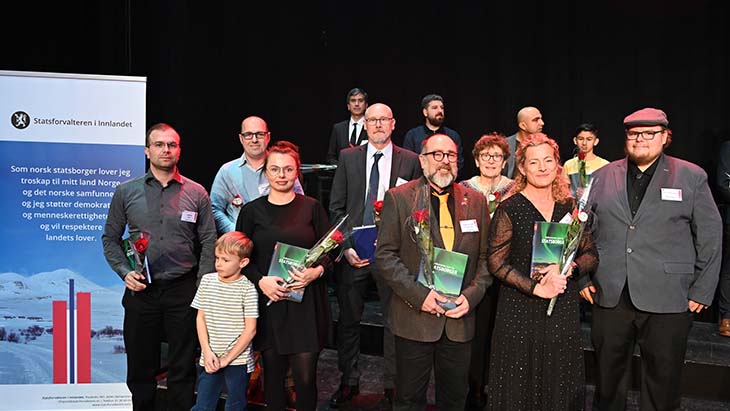 Foto: Statsforvalteren i Innlandet/Benedicte Kvalsund. Gruppebilde Østre Toten fra statsborgerseremoni