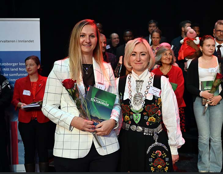 Foto: Statsforvalteren i Innlandet/Benedicte Kvalsund. Gruppebilde Øyer fra statsborgerseremoni