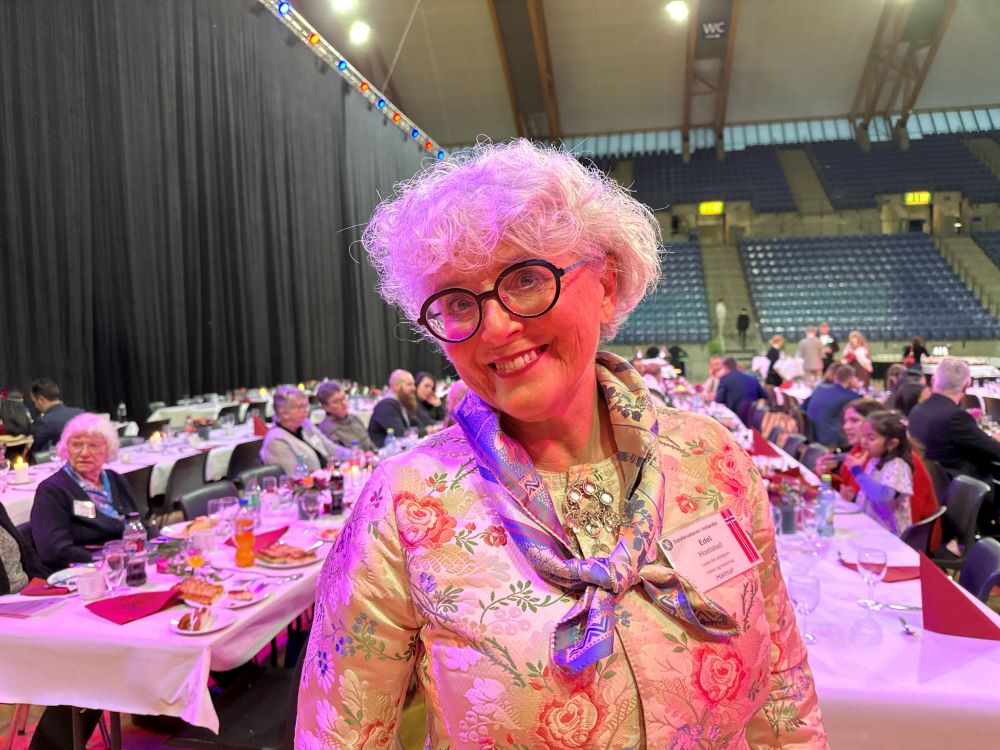 Foto: Karianne Stordal. Kvinne som deltar på feiring