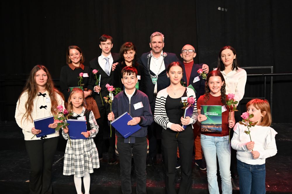 Foto: Kristina Skamsar. Gjeng folk på scene.