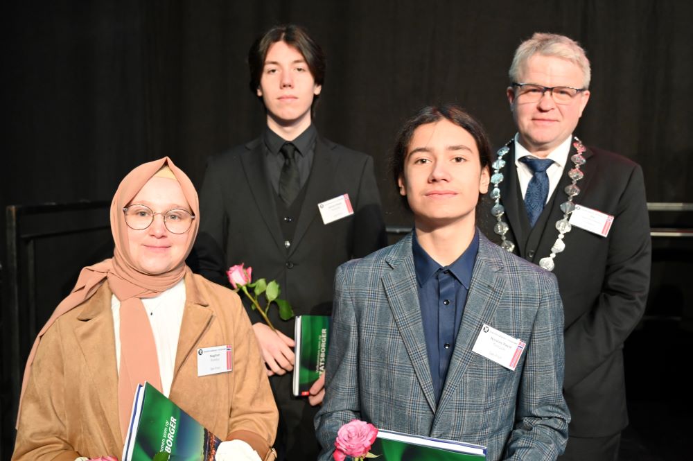 Foto: Kristina Skamsar. Gjeng folk på scene.