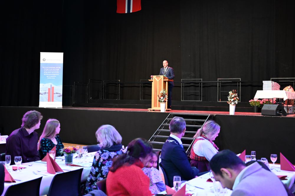 Foto: Benedicte Kvalsund/Statsforvalteren i Innlandet. Foto av mann på talerstol