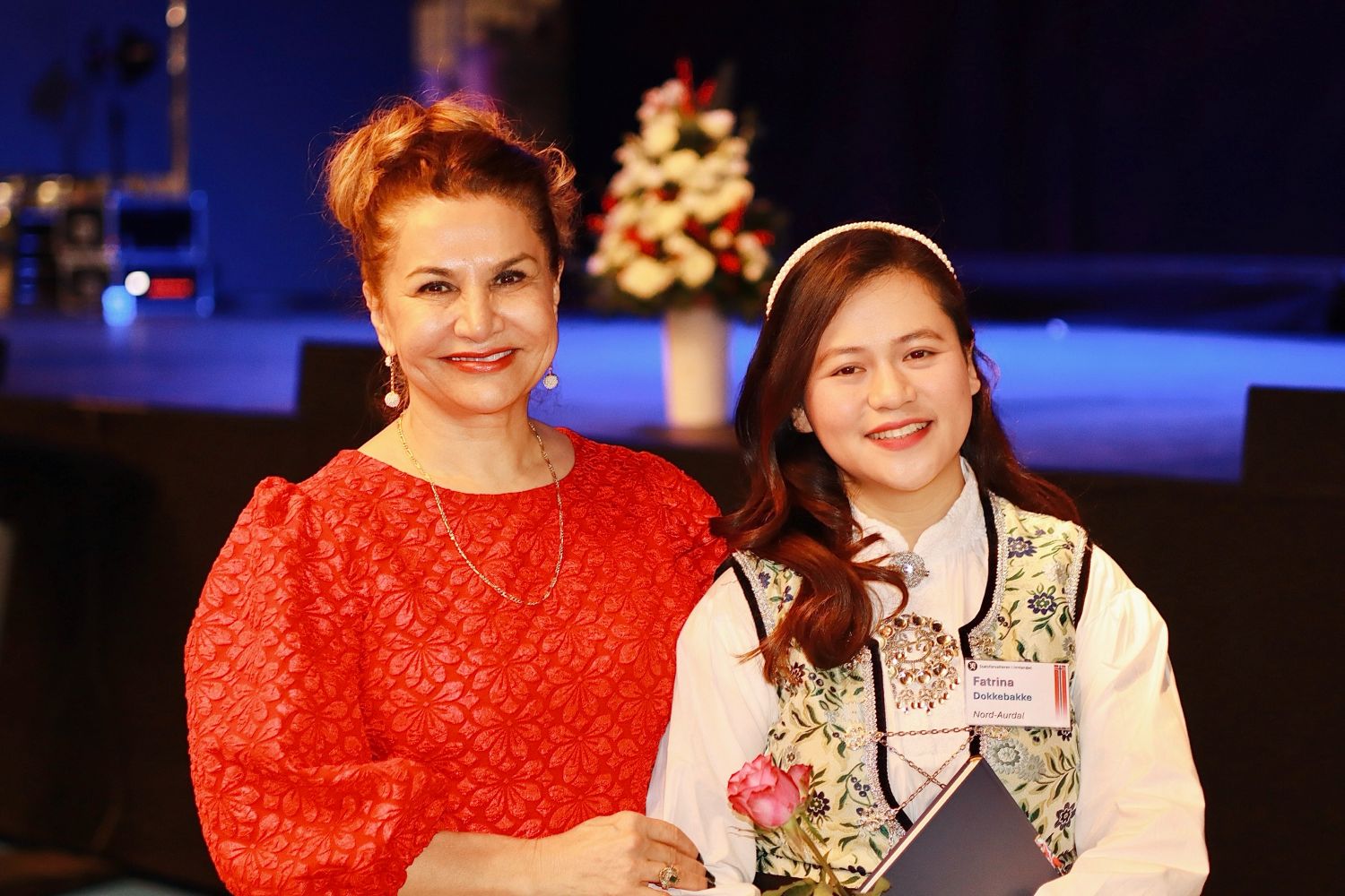 To festkledde kvinner