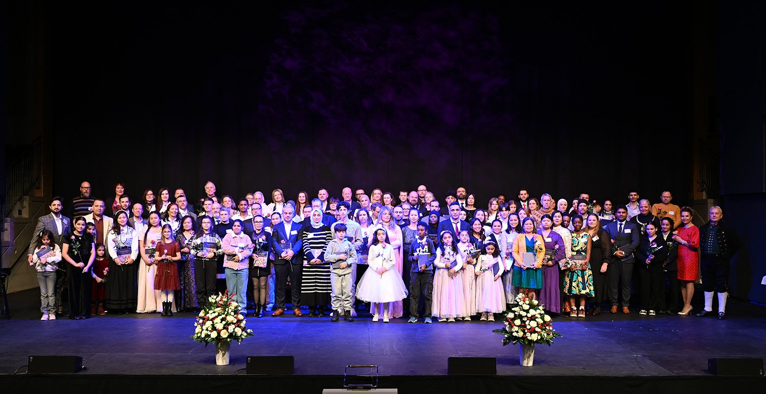 Nye statsborgere på gruppebilde på en scene