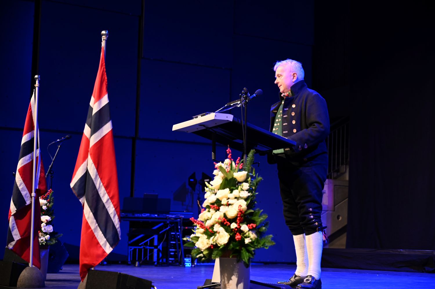 Statsforvalter holder tale på en scene