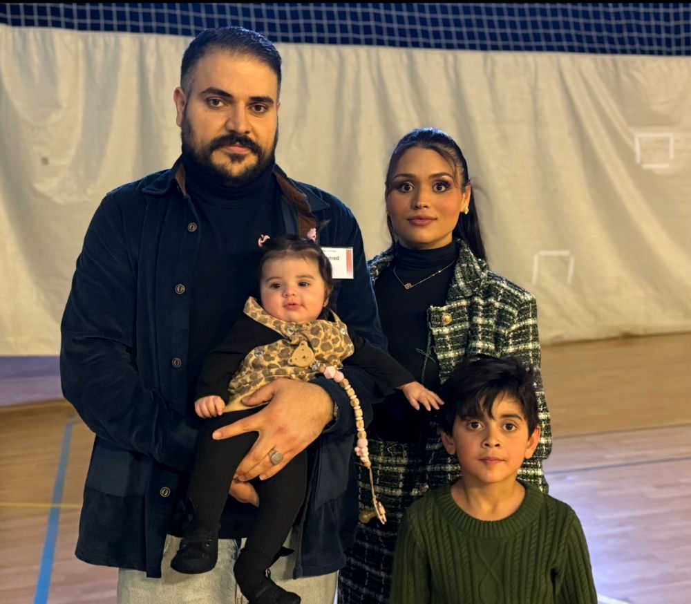 Familie som deltar på statsborgerseremoni