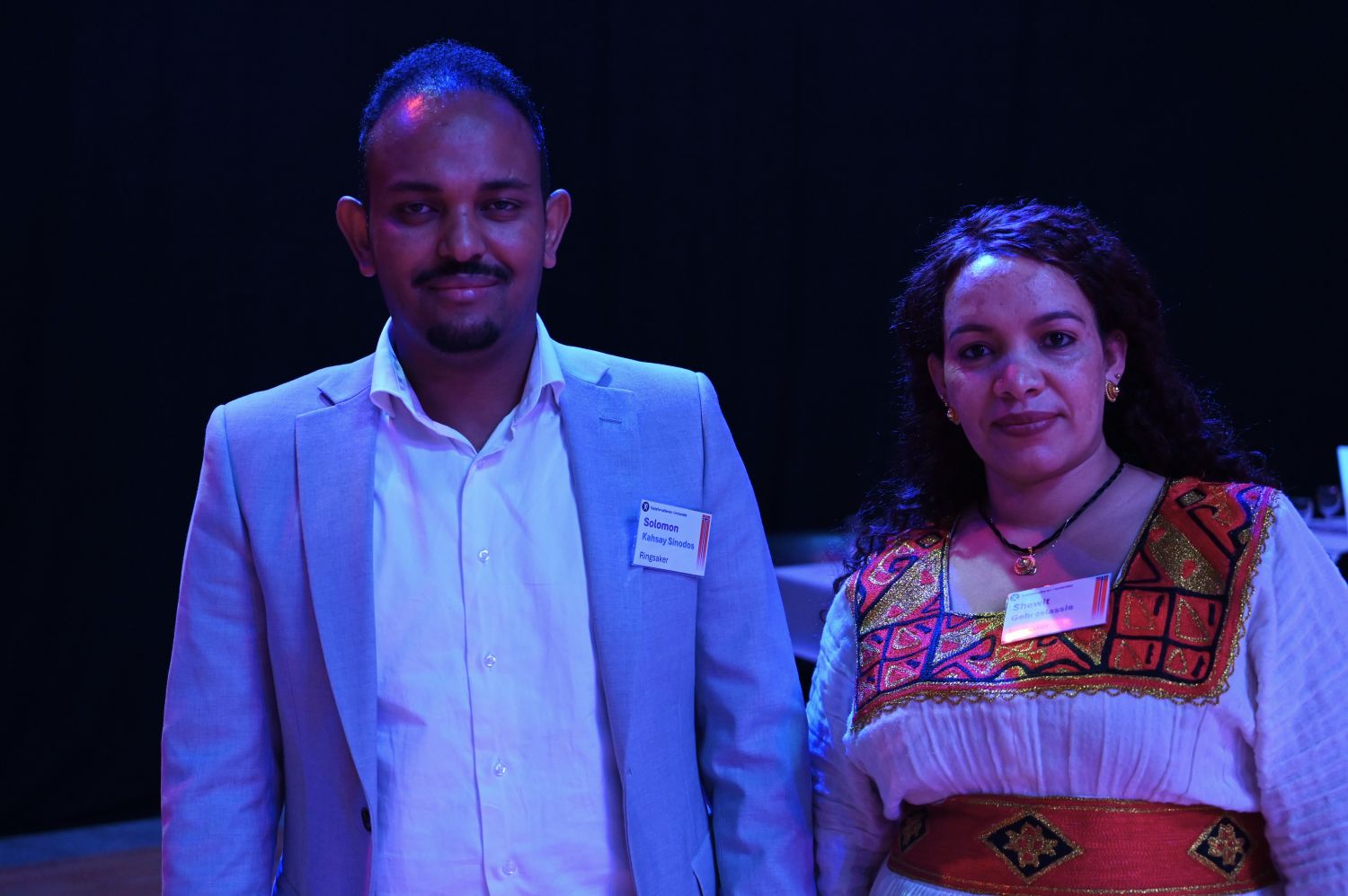 Mann og dame som deltar på statsborgerseremoni 