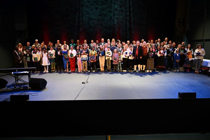 85 nye statsborgere samlet i Terningen arena. Foto: Kristina Skamsar / Statsfrovalteren i Innlandet. Samlet bilde av nye statsborgere i Terningen arena.