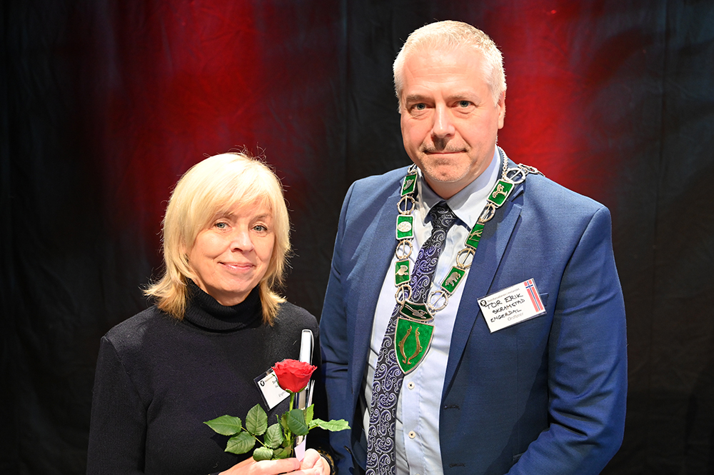 Gruppebilde fra Statsborgerseremoni - viser nye statsborgere fra Emgerdal og ordfører